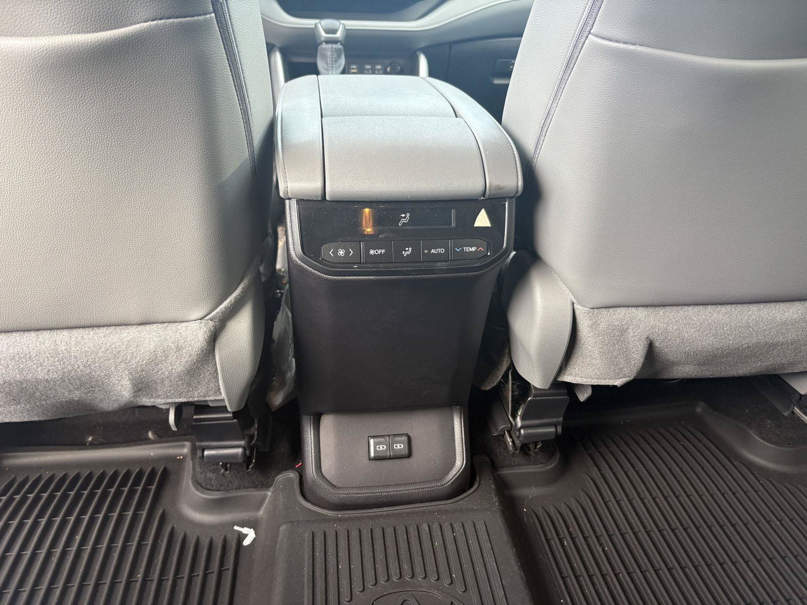 Used 2025 Toyota Highlander XLE AWD/4WD image 24