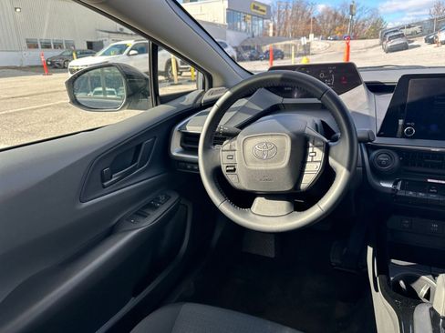 Used 2025 Toyota Prius LE image 32