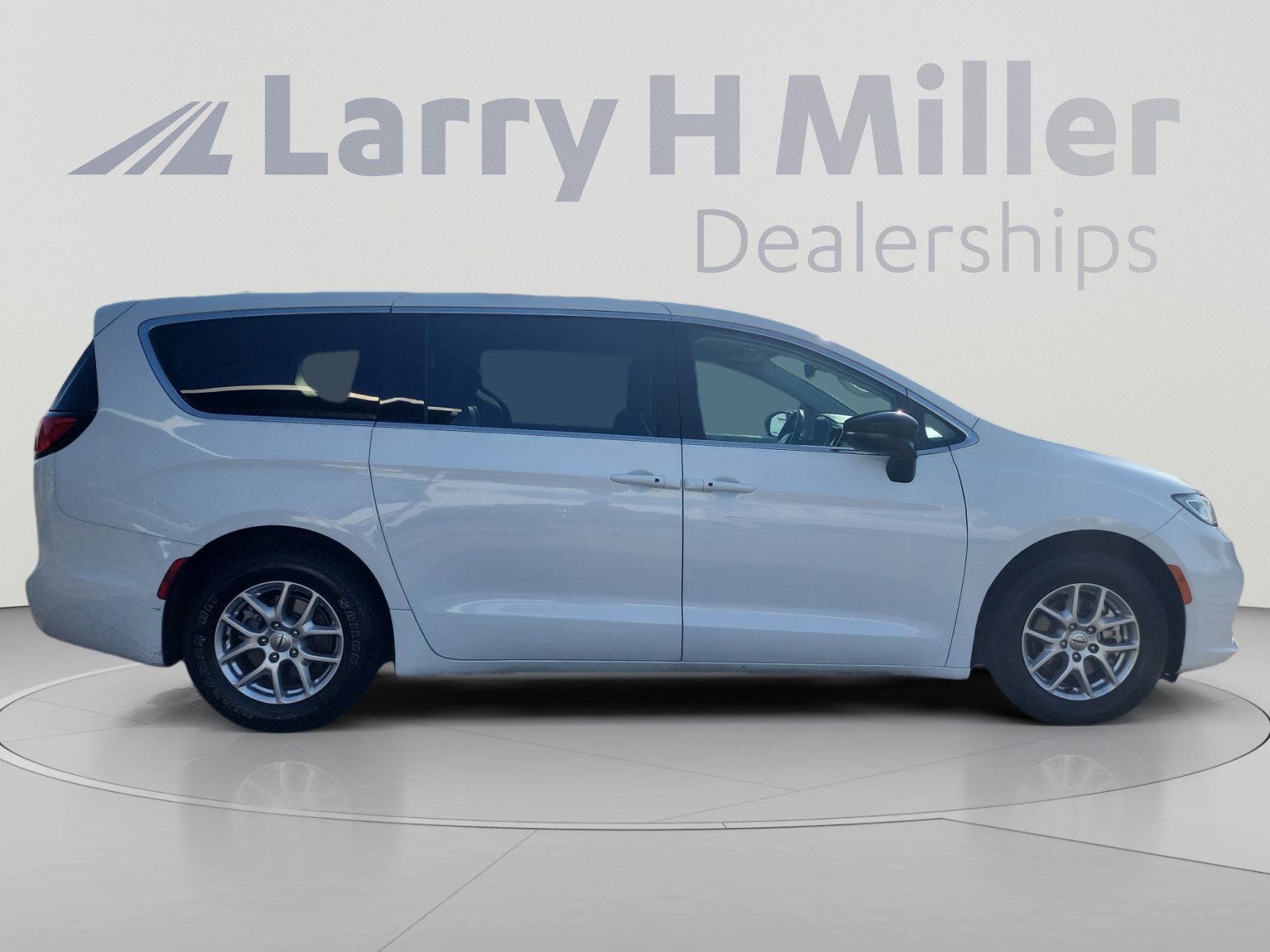 Used 2024 Chrysler Pacifica Touring-L FWD image 6