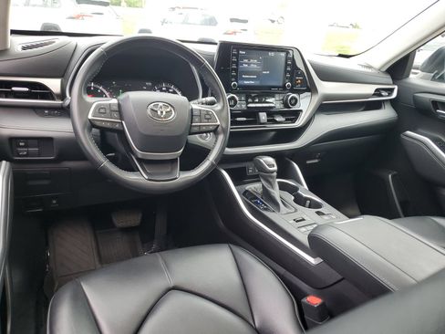 Used 2022 Toyota Highlander XLE AWD/4WD image 10