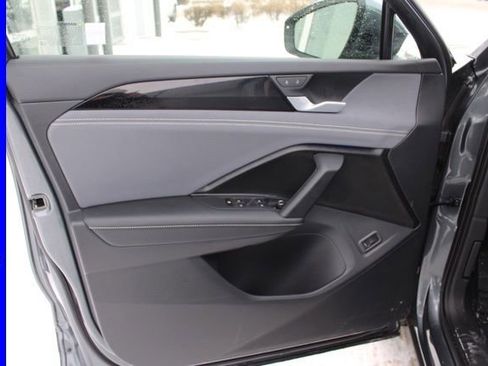 Used 2025 Volkswagen Tiguan SE image 17