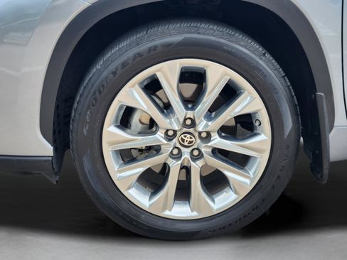 Used 2024 Toyota Highlander Limited FWD image 39