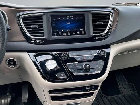 Used 2020 Chrysler Voyager L FWD image 8