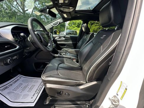 Used 2025 Chrysler Pacifica Limited FWD image 20