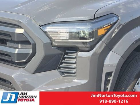 Used 2025 Toyota Tacoma SR5 AWD/4WD image 10