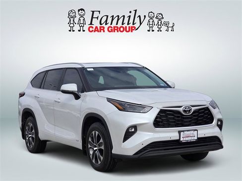 Used 2026 Toyota Highlander XLE image 2
