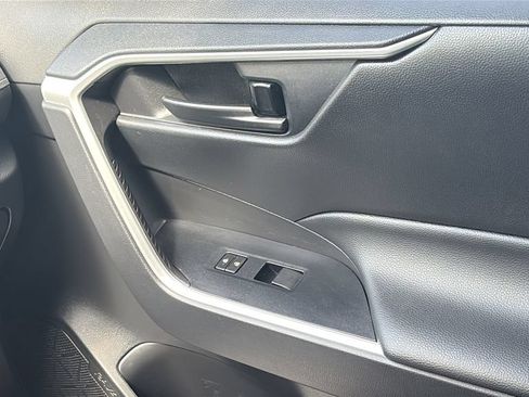 Used 2022 Toyota RAV4 LE AWD/4WD image 12