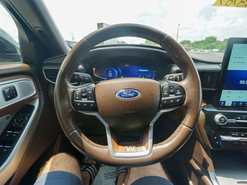 Used 2021 Ford Explorer King Ranch w/ Premium Technology Package image 21