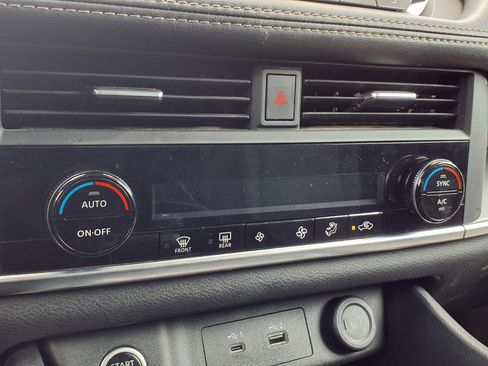 Used 2023 Nissan Rogue SV image 11