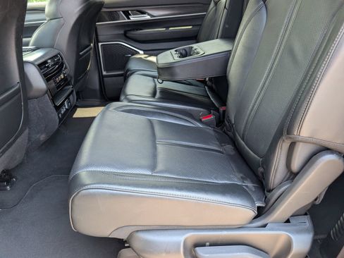 Used 2024 Jeep Wagoneer L Series II RWD image 8