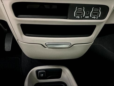 Used 2023 Chrysler Voyager LX image 15