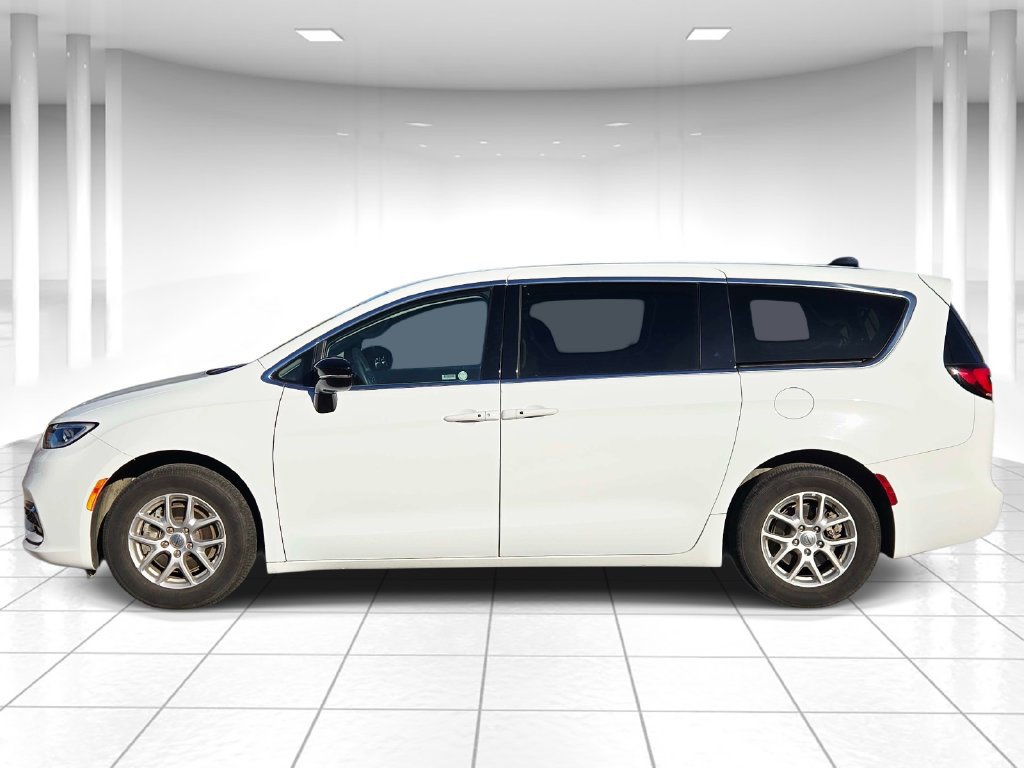 Used 2024 Chrysler Pacifica Touring-L FWD image 2