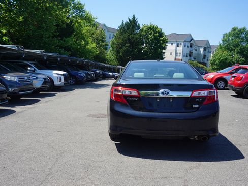 Used 2012 Toyota Camry XLE w/ Leather Pkg FWD image 5