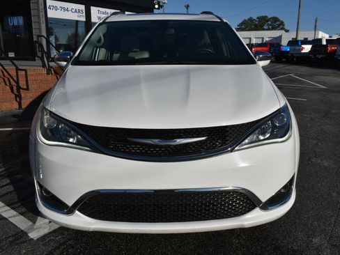 Used 2020 Chrysler Pacifica Limited image 3