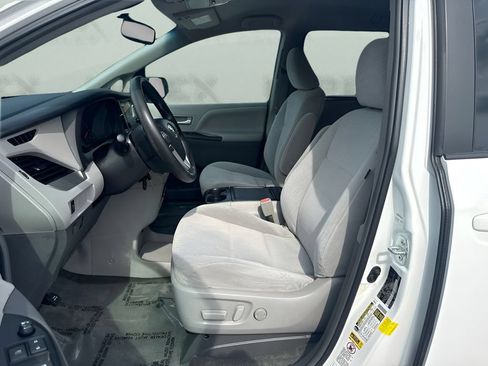 Used 2015 Toyota Sienna LE AWD/4WD image 9