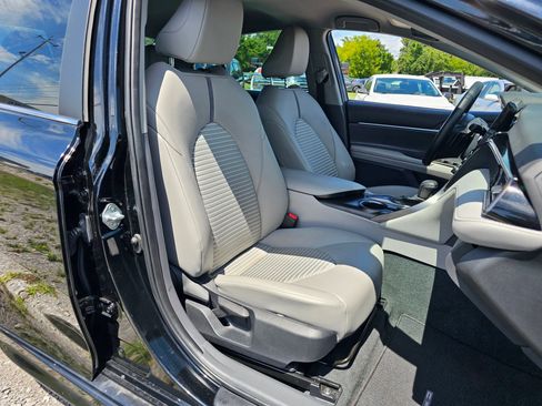 Used 2023 Toyota Camry SE FWD image 6