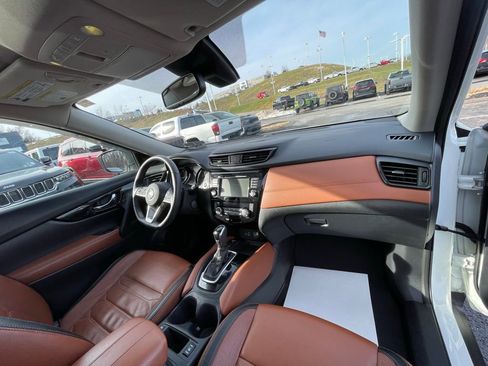 Used 2019 Nissan Rogue SL w/ Premium Package image 11