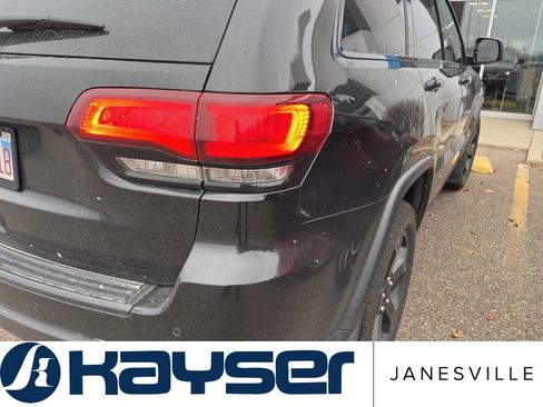 Used 2018 Jeep Grand Cherokee Laredo image 3