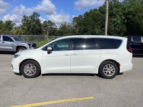 Used 2023 Chrysler Pacifica Touring-L FWD image 8