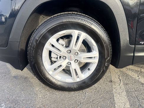 Used 2024 GMC Terrain SLE image 3