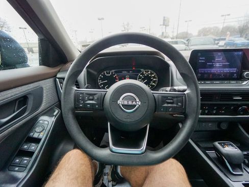 Used 2023 Nissan Rogue S image 17