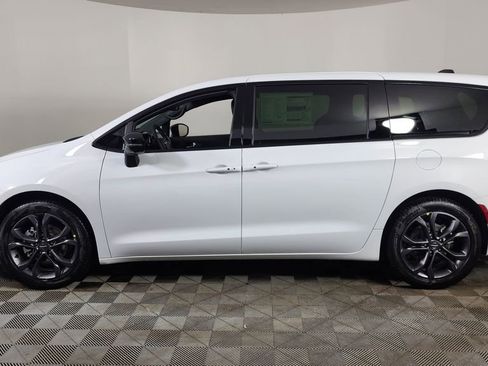 New 2026 Chrysler Pacifica Select image 4
