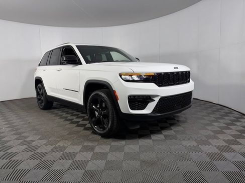 Used 2024 Jeep Grand Cherokee Limited w/ Black Appearance Package AWD/4WD image 5
