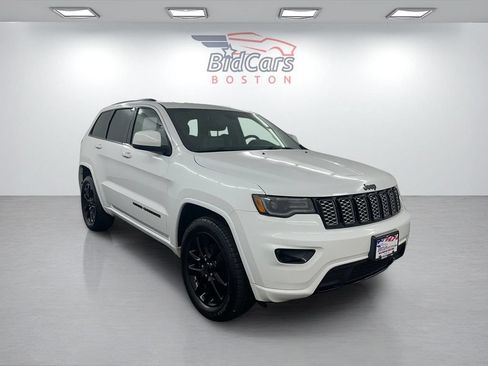 Used 2020 Jeep Grand Cherokee Altitude AWD/4WD image 3