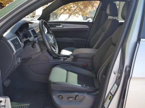 Used 2020 Volkswagen Atlas Cross Sport SE w/ Panoramic Sunroof Package AWD/4WD image 3