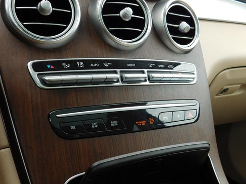 Used 2020 Mercedes-Benz GLC 300 4MATIC image 24