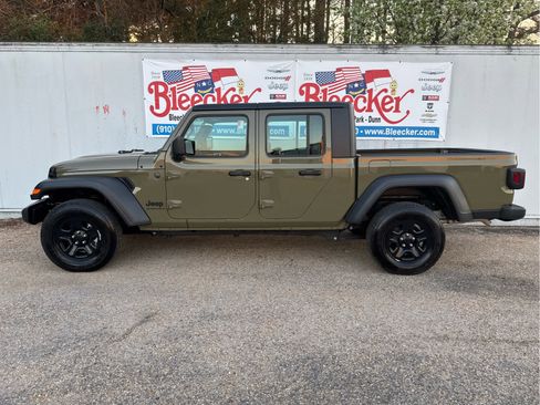 Used 2025 Jeep Gladiator Sport image 7