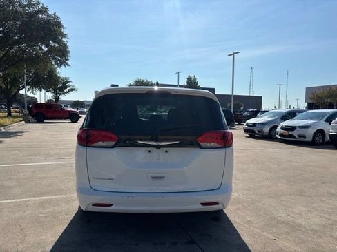 Used 2023 Chrysler Voyager LX FWD image 5