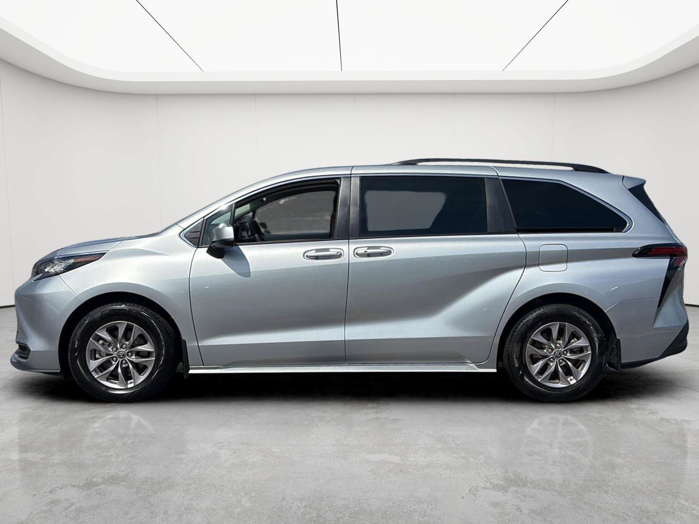Used 2022 Toyota Sienna LE AWD/4WD image 5