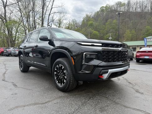 Used 2025 Chevrolet Traverse Z71 image 2