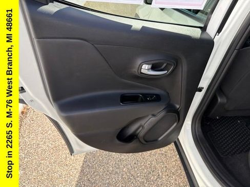 Used 2023 Jeep Renegade Latitude AWD/4WD image 34
