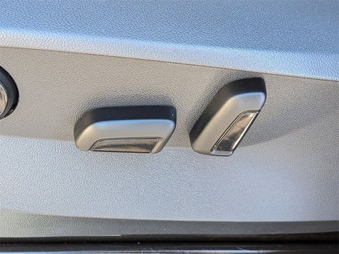 Used 2023 Volkswagen Tiguan SE image 18