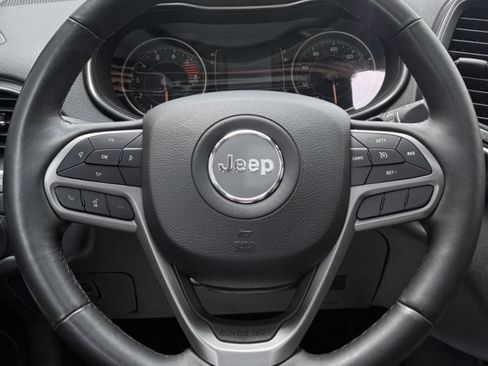 Used 2019 Jeep Cherokee Latitude Plus w/ Cold Weather Group AWD/4WD image 18