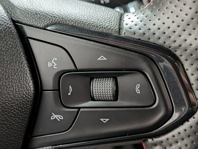 Used 2025 Chevrolet Trax RS w/ Sunroof Package FWD image 23