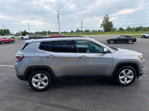 Used 2019 Jeep Compass Latitude FWD image 5