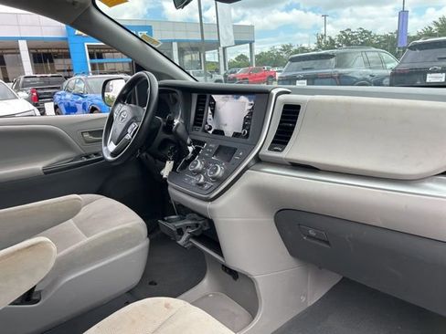 Used 2020 Toyota Sienna L image 32