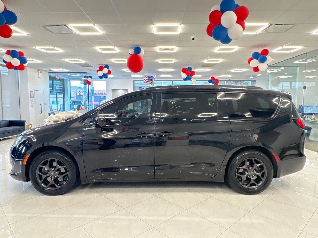 Used 2019 Chrysler Pacifica Touring-L Plus w/ Advanced Safetytec Group FWD image 4