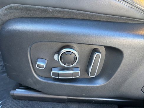 Used 2019 Land Rover Range Rover Velar R-Dynamic SE image 19