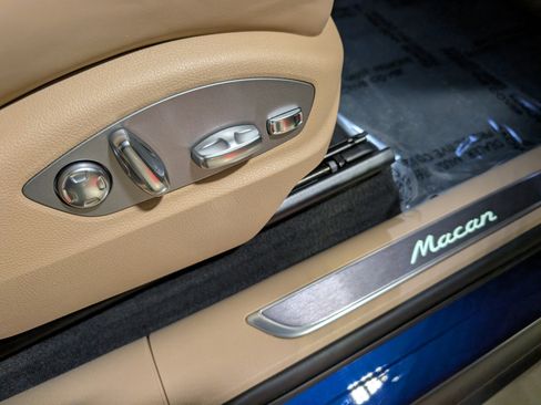 Certified 2025 Porsche Macan image 31