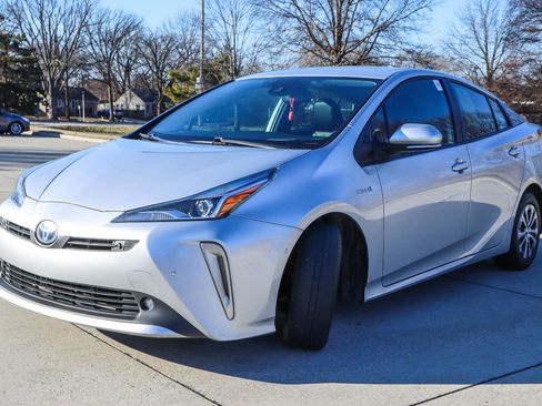 Used 2022 Toyota Prius XLE image 3