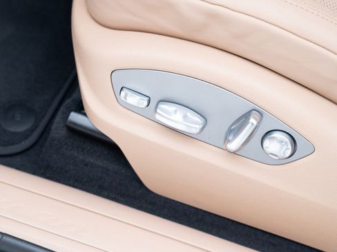 Certified 2025 Porsche Macan image 15