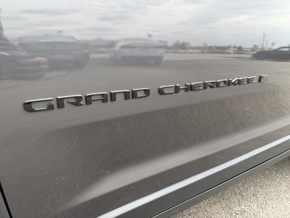 Used 2025 Jeep Grand Cherokee Limited AWD/4WD image 12