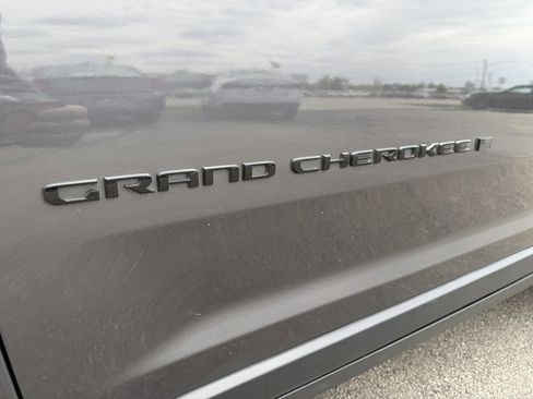 Used 2025 Jeep Grand Cherokee Limited w/ Black Appearance Package AWD/4WD image 12