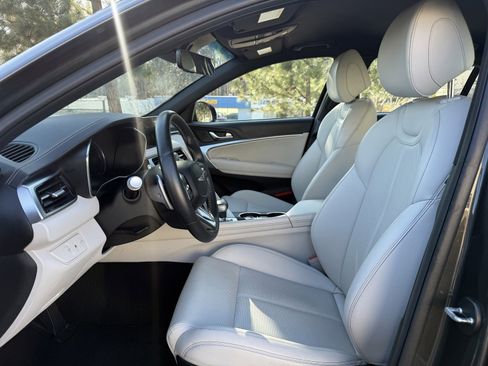 Used 2025 Genesis G70 2.5T image 34