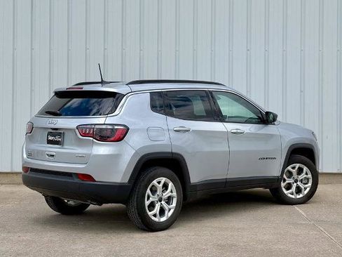 Used 2025 Jeep Compass Latitude AWD/4WD image 6