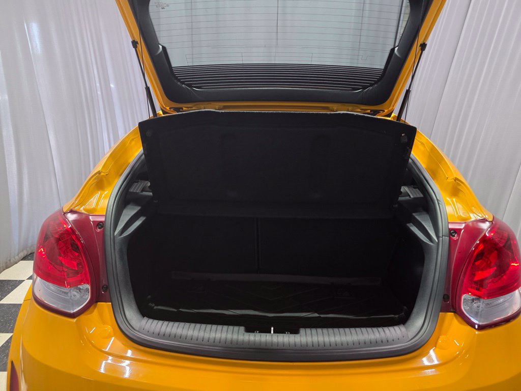 Used 2017 Hyundai Veloster Value Edition FWD image 16